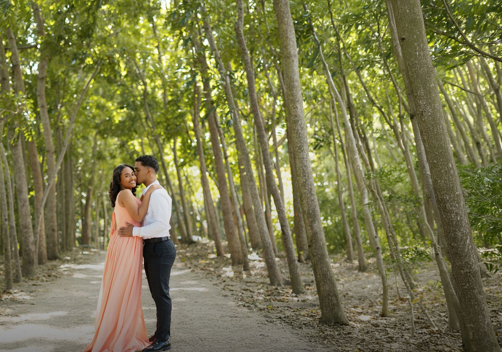 Pareja en un sendero entre árboles