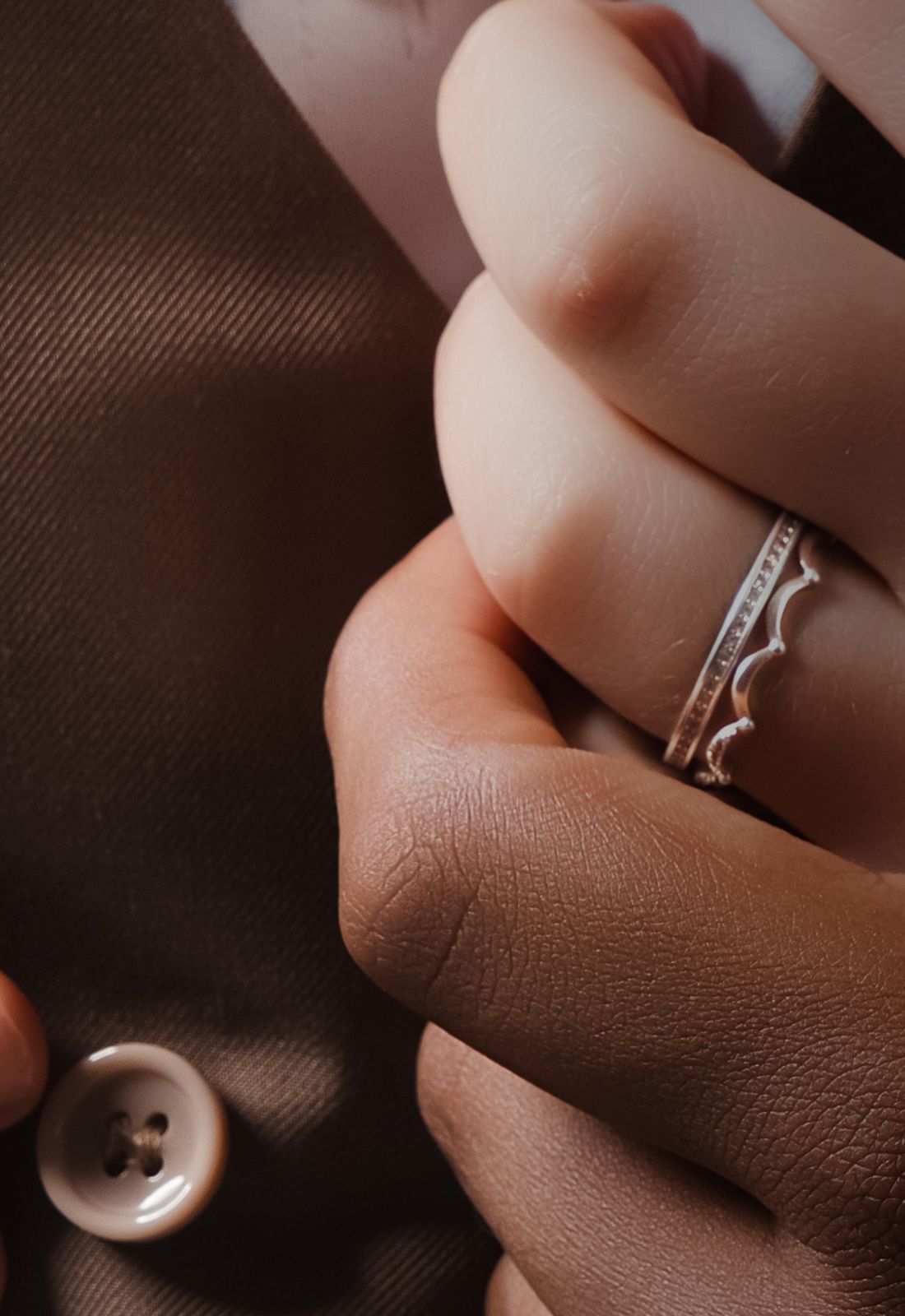 Detalle de manos con anillo de compromiso