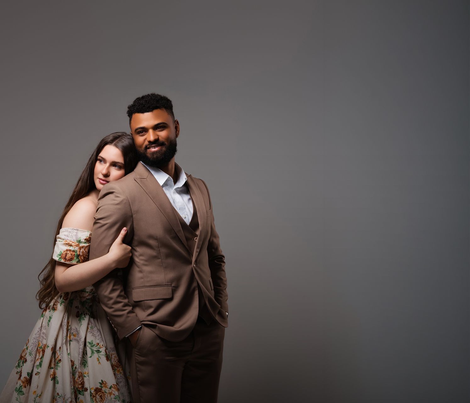 Pareja abrazada en sesión de estudio