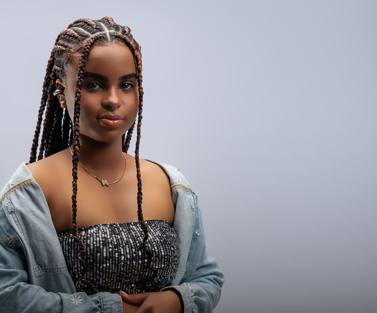 Retrato de estudio de una joven con trenzas