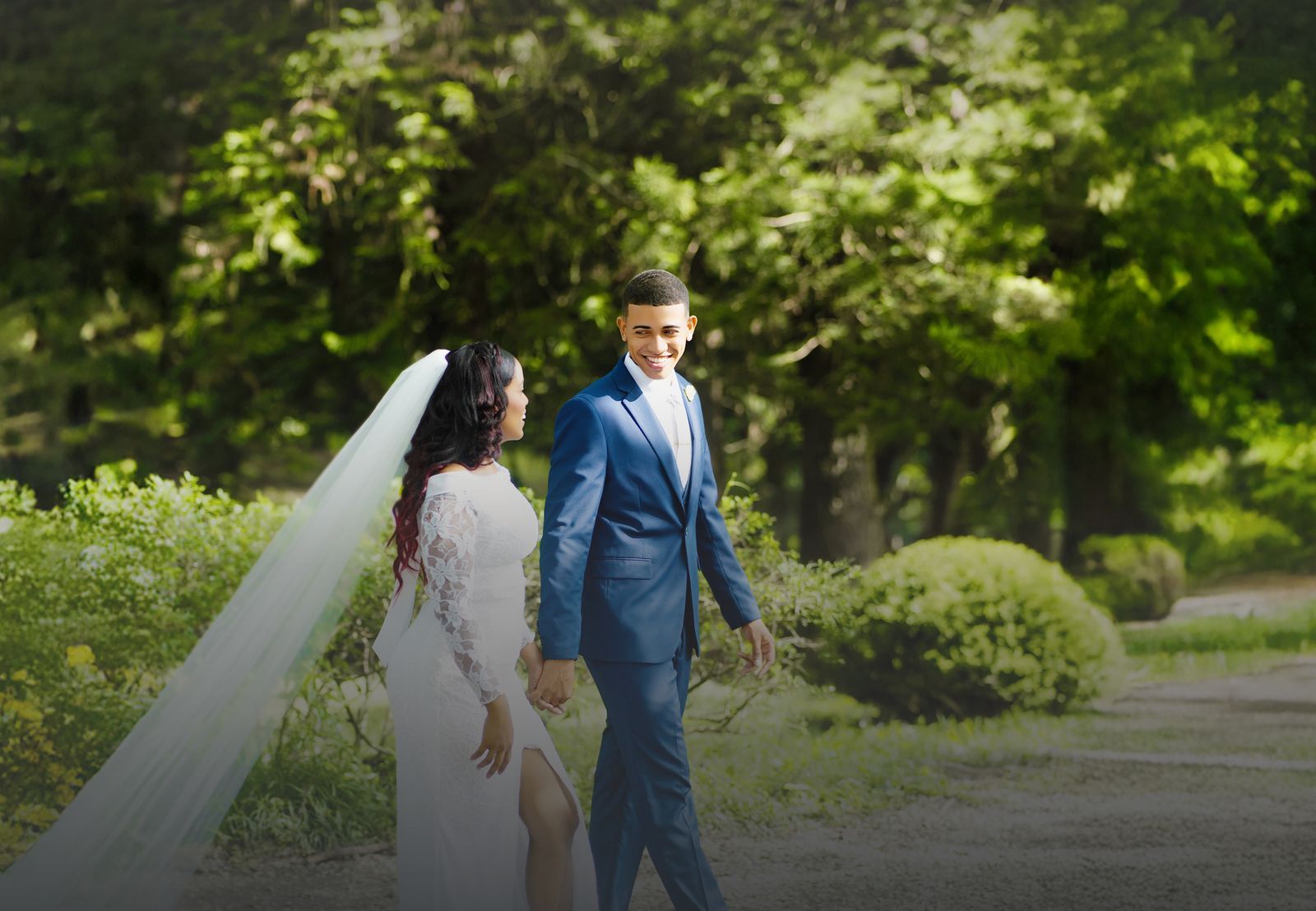 Novios caminando de la mano en un jardín